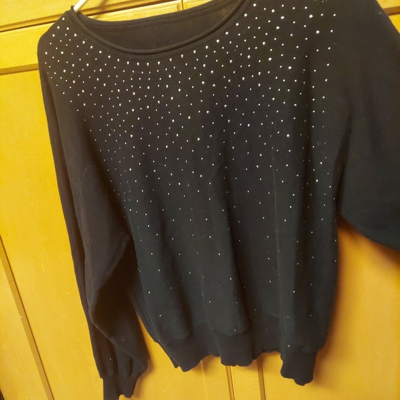 Black top tiny gold studs on entire front. Office to date boho top large - Picture 4 of 4